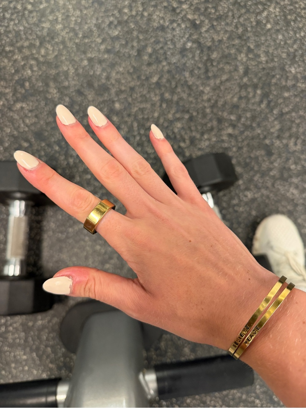Gold Size 8 Oura Ring Gen 3 with charger. Works perfect.